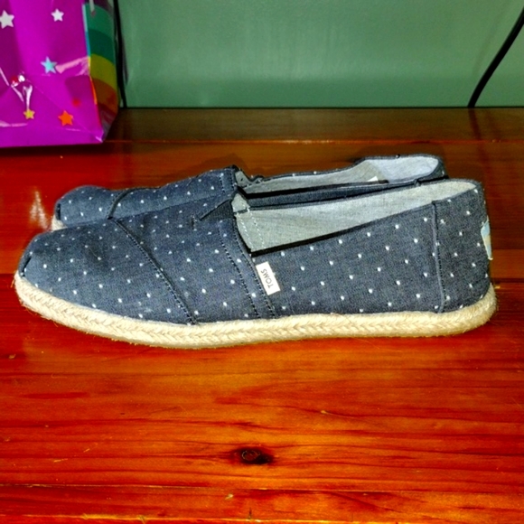 Toms - Picture 2 of 5
